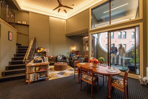 Luxury Apartment (The Henry Matthews) | In-room dining - Bell Hill Apartments (Dunedin)