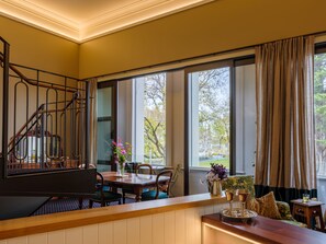 Luxe appartement (The John Campbell) | Woonruimte | Een 32-cm smart-tv met digitale zenders en televisie