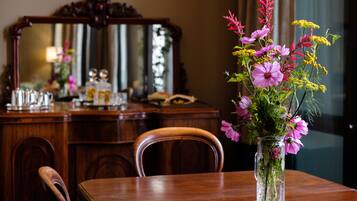 Apartamento de lujo (The John Campbell) | Zona de estar | Smart TV de 32 cm con canales digitales, una televisión