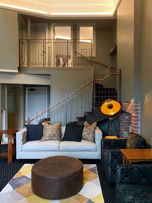 Luxe appartement (The Henry Matthews) | Woonruimte | Een 32-cm smart-tv met digitale zenders en televisie