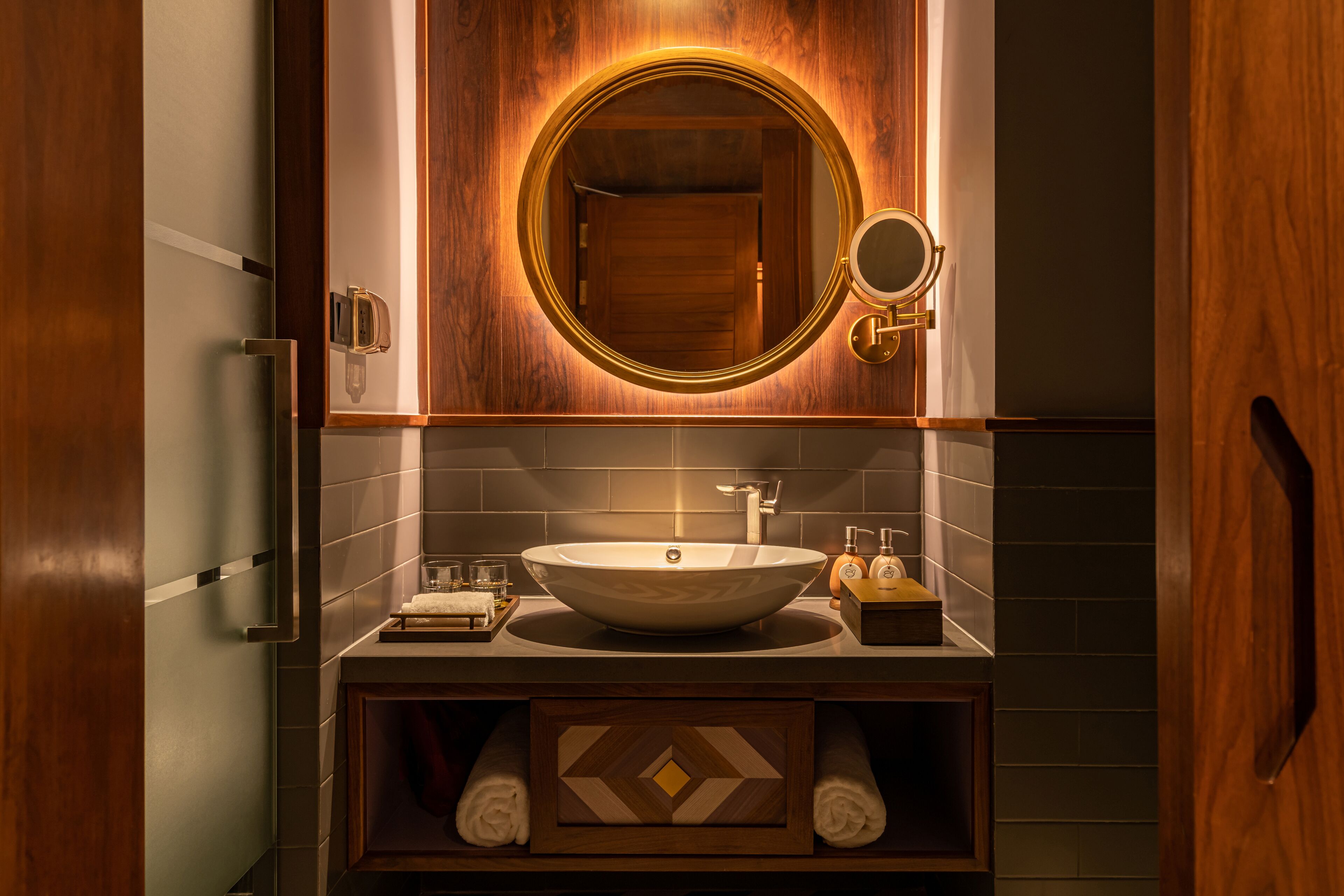 shower, rainfall showerhead, free toiletries, hair dryer