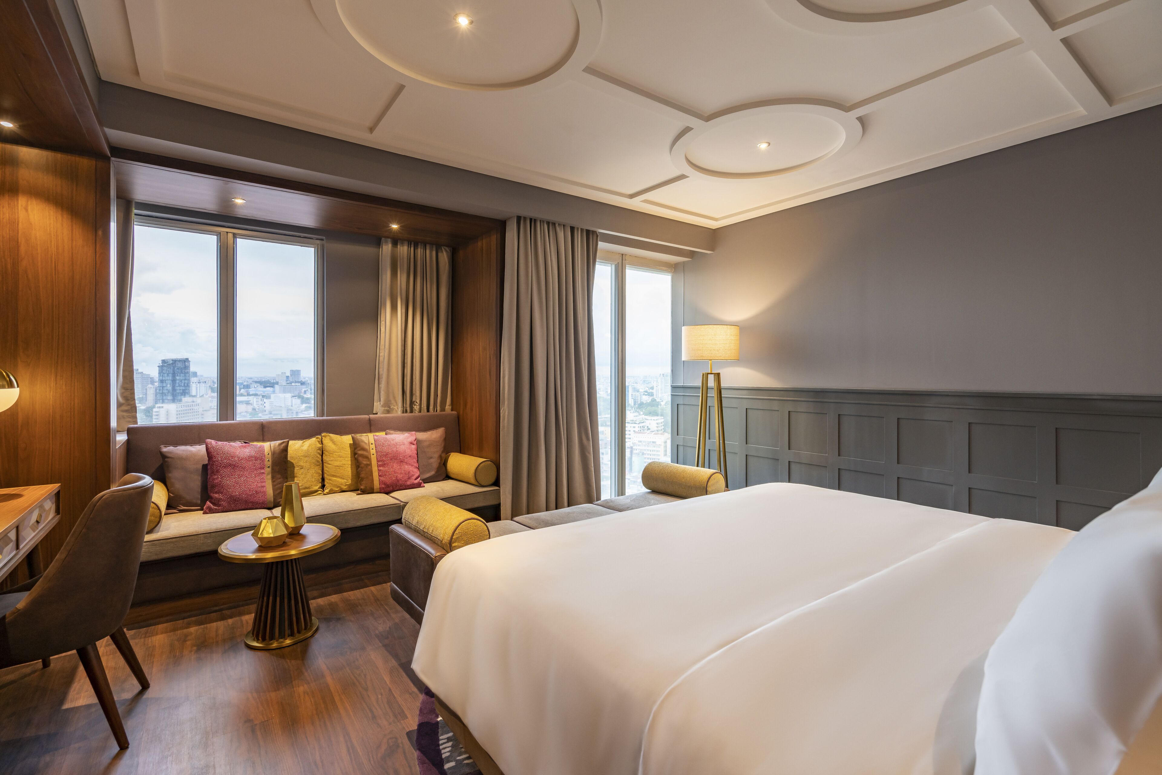 deluxe king | city view