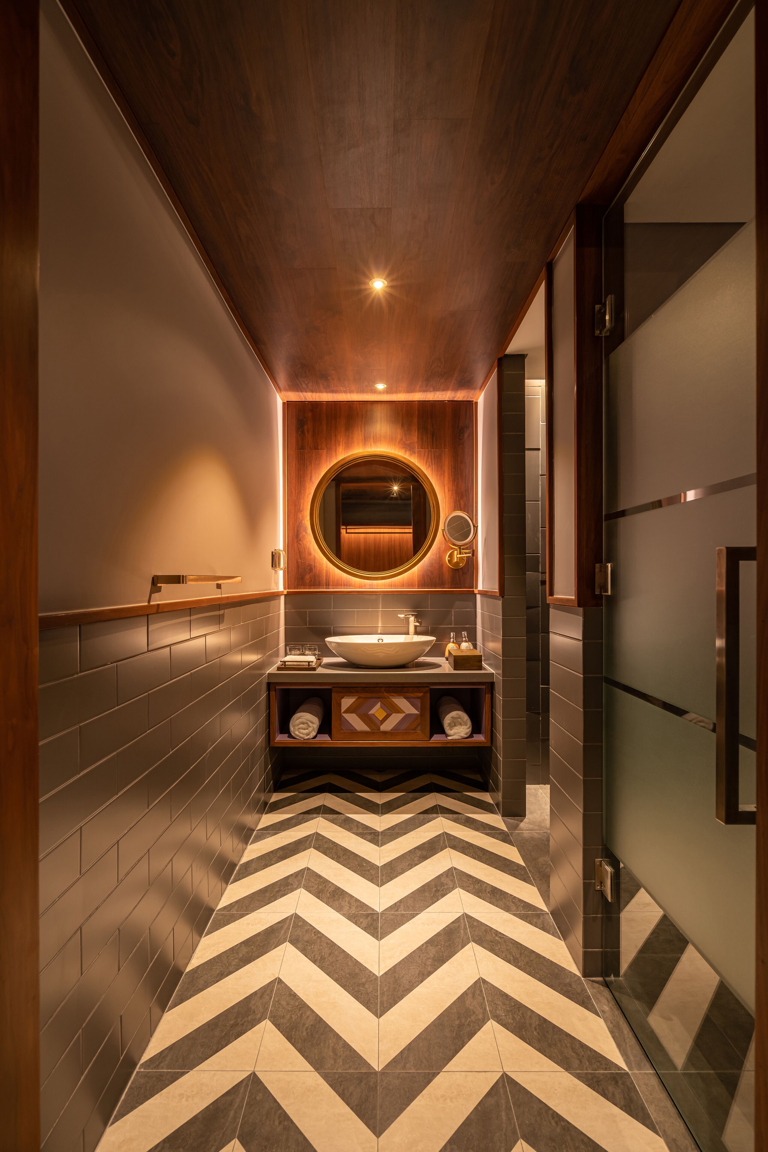 shower, rainfall showerhead, free toiletries, hair dryer