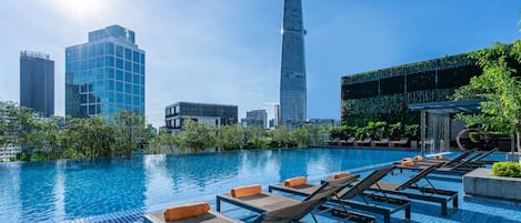 Piscina externa, funciona das 7h às 20h, guarda-sóis, espreguiçadeiras