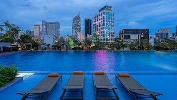 Piscina all'aperto, ombrelloni da piscina, lettini