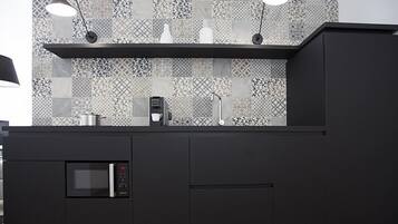 Kühlschrank, Mikrowelle, Herdplatte, Wasserkocher mit Kaffee-/Teezubehör