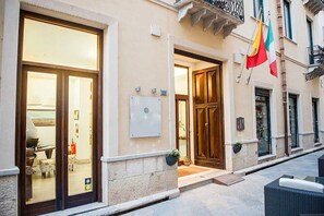 Exterior detail - Appartamento Anice B: A welcoming apartment situated in a central location, at a short distance from the main tourist attractions of the city, with Free WI-FI. (Trapani)