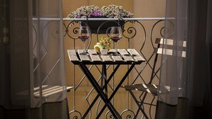 A table with two wine glasses and a small plant on a balcony railing. - Appartamento Anice B: A welcoming apartment situated in a central location, at a short distance from the main tourist attractions of the city, with Free WI-FI. (Trapani)