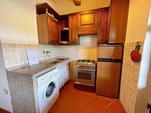 Frigorifero, forno, piano cottura, macchina per tè/caffè