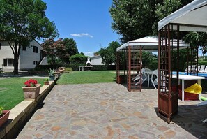 Outdoor dining - Casa Maggiorana C: A characteristic and welcoming apartment that is part of an ancient country house surrounded by the greenery, with Free WI-FI. (Campagnatico)