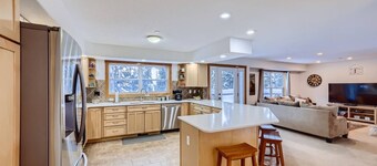 Free Dogs! Ideal Gathering Place with Hot Tub, Wildlife & Views - 7th Night Free