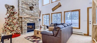 7th Nt FREE! A Mountain Retreat! Hot Tub & BBQ. Views & Wildlife. Dogs Stay Free