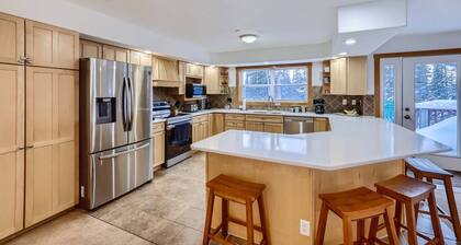 7th Nt FREE! A Mountain Retreat! Hot Tub & BBQ. Views & Wildlife. Dogs Stay Free