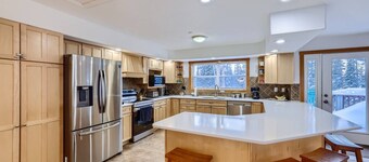 Free Dogs! Ideal Gathering Place with Hot Tub, Wildlife & Views - 7th Night Free
