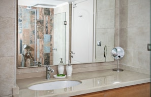 Casa | Banheiro | Chuveiro, chuveiro com efeito de chuva, secador de cabelo