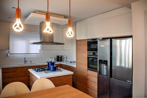 House | Private kitchen | Full-sized fridge, microwave, oven, stovetop - Mirtos Cozy House (Chania)