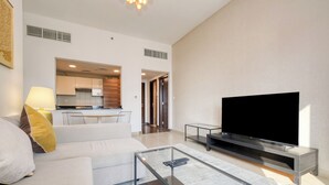 Apartamento de lujo | Zona de estar | Smart TV de 43 pulgadas con canales por cable, una televisión