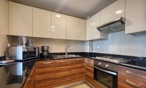 Luxury Apartment | Private kitchen | Full-size fridge, microwave, oven, coffee/tea maker - Sophisticated One Bedroom with full Marina View (Dubai)