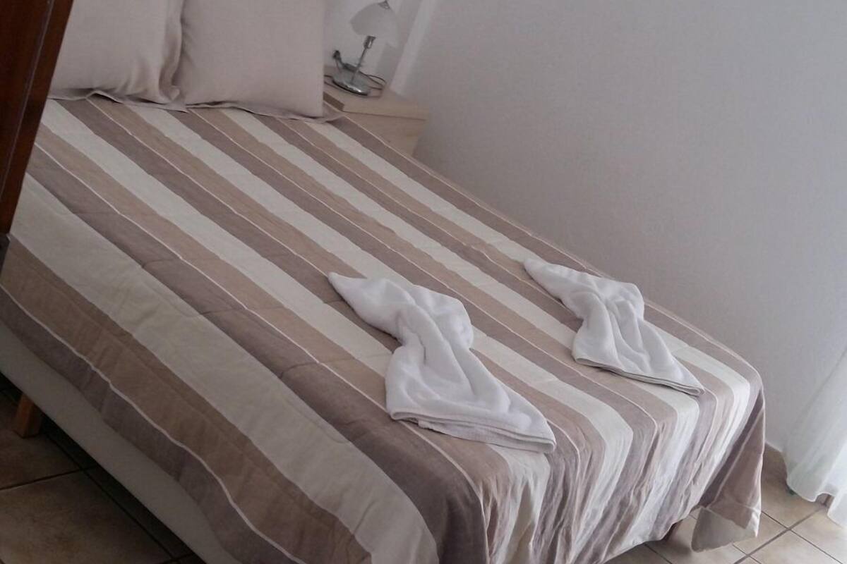 2 bedrooms, travel cot, free WiFi, bed sheets