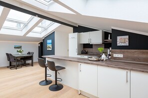 Kühlschrank, Ofen, Geschirrspüler, Wasserkocher mit Kaffee-/Teezubehör