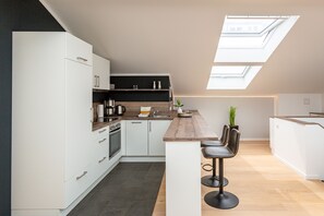 Refrigerador, horno, lavavajillas y cafetera y tetera 