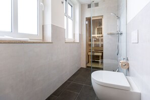 Dusche, Haartrockner, Handtücher