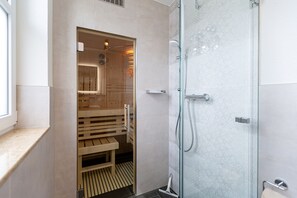 Shower, hair dryer, towels