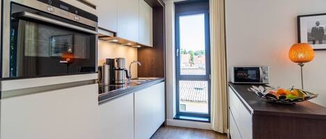 Geladeira, micro-ondas, fogão, lava-louças