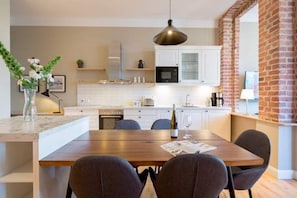 Kühlschrank, Mikrowelle, Ofen, Geschirrspüler
