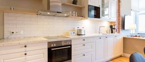 雪櫃、微波爐、焗爐、洗碗機