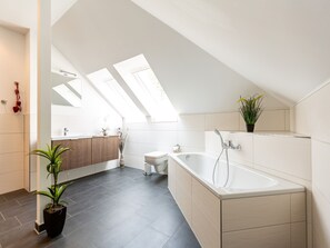 Douche, sèche-cheveux, serviettes fournies