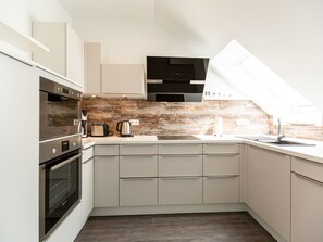 Kühlschrank, Mikrowelle, Ofen, Geschirrspüler