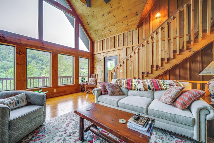 Decks & Mountain Views: Waynesville Getaway! - Maggie Valley, NC