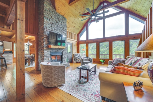 Decks & Mountain Views: Waynesville Getaway!