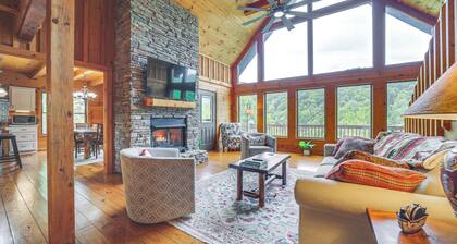 Decks & Mountain Views: Waynesville Getaway!