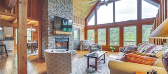 Decks & Mountain Views: Waynesville Getaway!