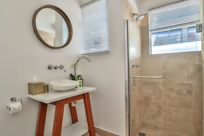 Apartment (2 Bedrooms) | Badezimmer | Dusche, kostenlose Toilettenartikel, Haartrockner, Handtücher