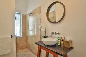 Apartment (2 Bedrooms) | Bathroom | Shower, free toiletries, hair dryer, towels - Beaumont Cottages 2 by CTHA (Cape Town)