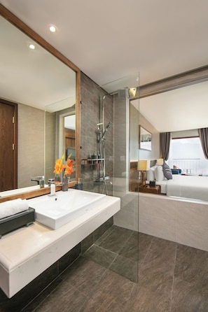 Shower, hydromassage showerhead, designer toiletries, hair dryer - DeLaSol Sapa Hotel (Sa Pa)