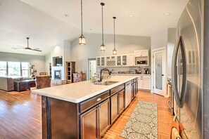 Réfrigérateur, micro-ondes, plaque de cuisson, lave-vaisselle
