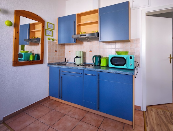 Fridge, microwave, coffee/tea maker, electric kettle