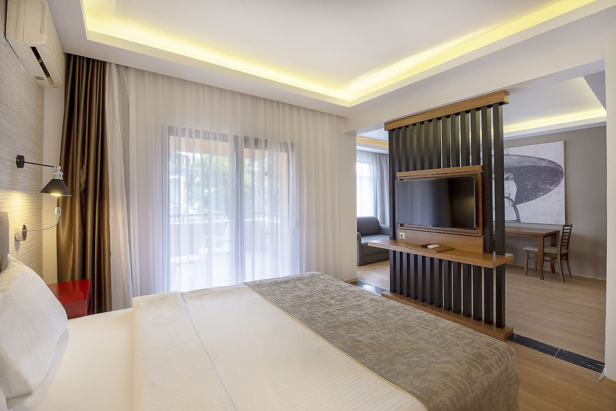 Residence Family Room | 미니바, 객실 내 금고, 침대 시트
