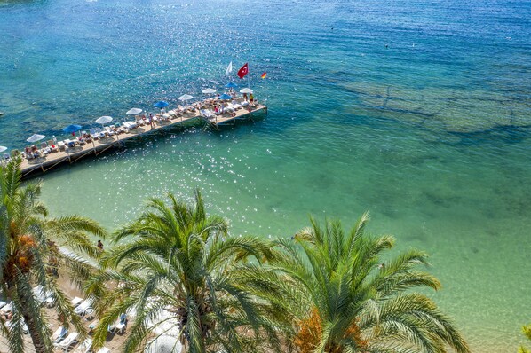 Einkaströnd, ókeypis strandrúta, sólbekkir, sólhlífar