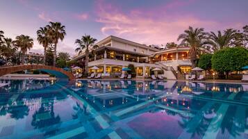 Inomhuspool, en säsongsöppen utomhuspool, parasoller och solstolar