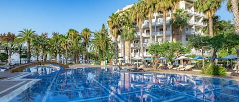 Una piscina cubierta, una piscina al aire libre de temporada, sombrillas