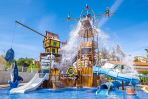 Indoor pool, seasonal outdoor pool, pool umbrellas, sun loungers - Utopia Resort & Residence (Alanya)