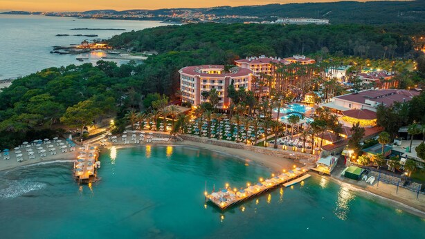 A coastal resort with a pool, beach, and multiple buildings. - Utopia Resort & Residence (Alanya)