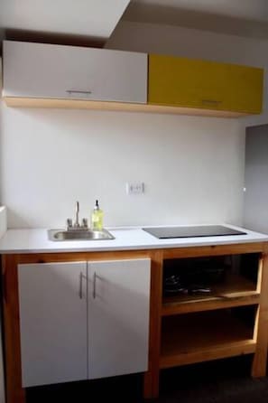 Refrigerador, parrilla de estufa, lavavajillas y utensilios de cocina