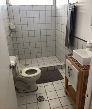 Classic Twin Room | Bathroom | Towels - Coyote Lofts (Tijuana)
