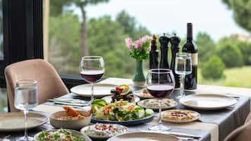 Frukost och middag serveras, med utsikt mot havet